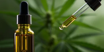 Frasco de óleo de cannabis com conta-gotas, destacando a precisão no uso medicinal.